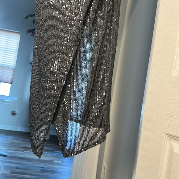 Elegant Black Sequin Dress - Picture 2 of 8